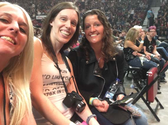 Sandra Coussa, SK et Marie-Hélène Cyr dans la première rangée avant le spectacle de Bon Jovi à Montréal, Québec, Canada (18 mai 2018)